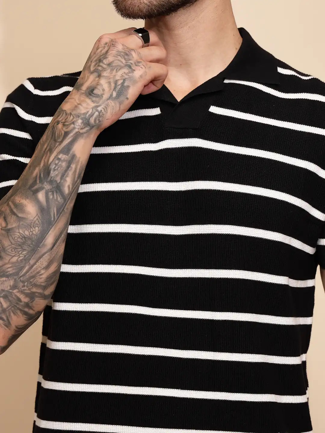 Black cotton Regular Fit T-Shirt For Men - Global Republic