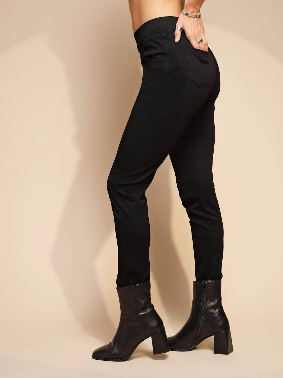 Women Black Mid-Rise Stretchable Ankle Length Jegging