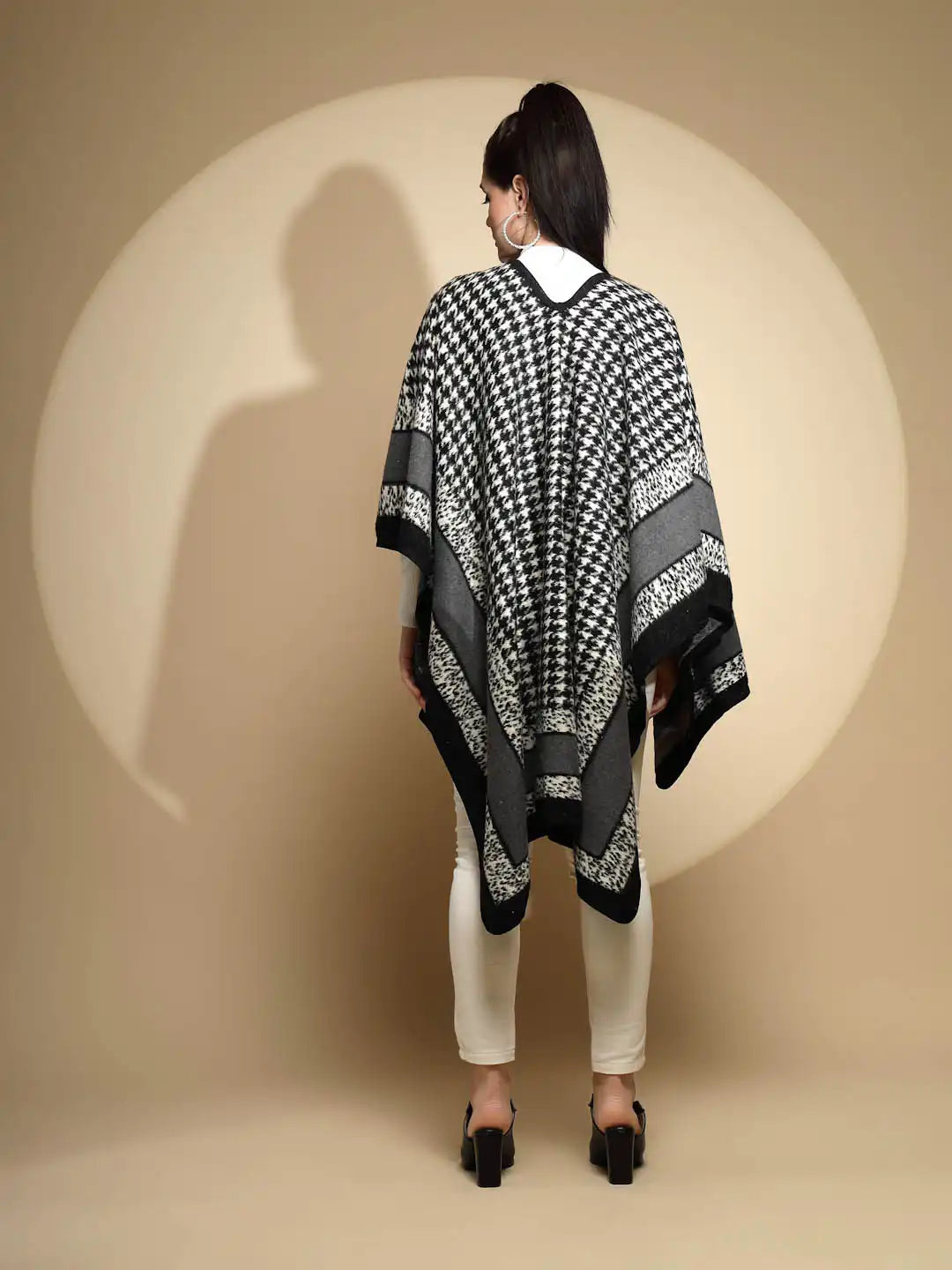 Black Abstract print Kimono Sleeve V-Neck Acrylic Cape