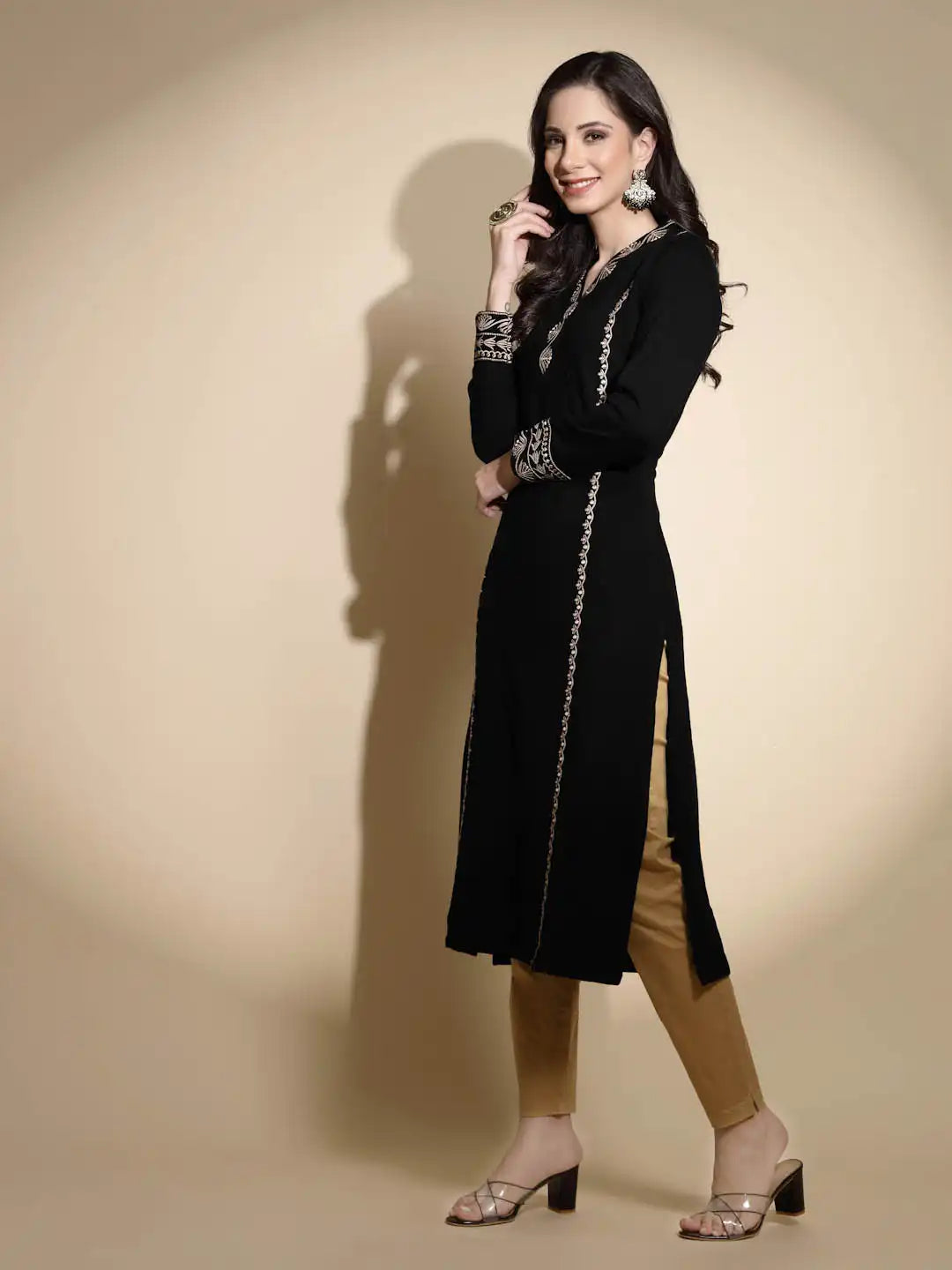Black Embroidered Full Sleeve V-Neck Woolen Kurta