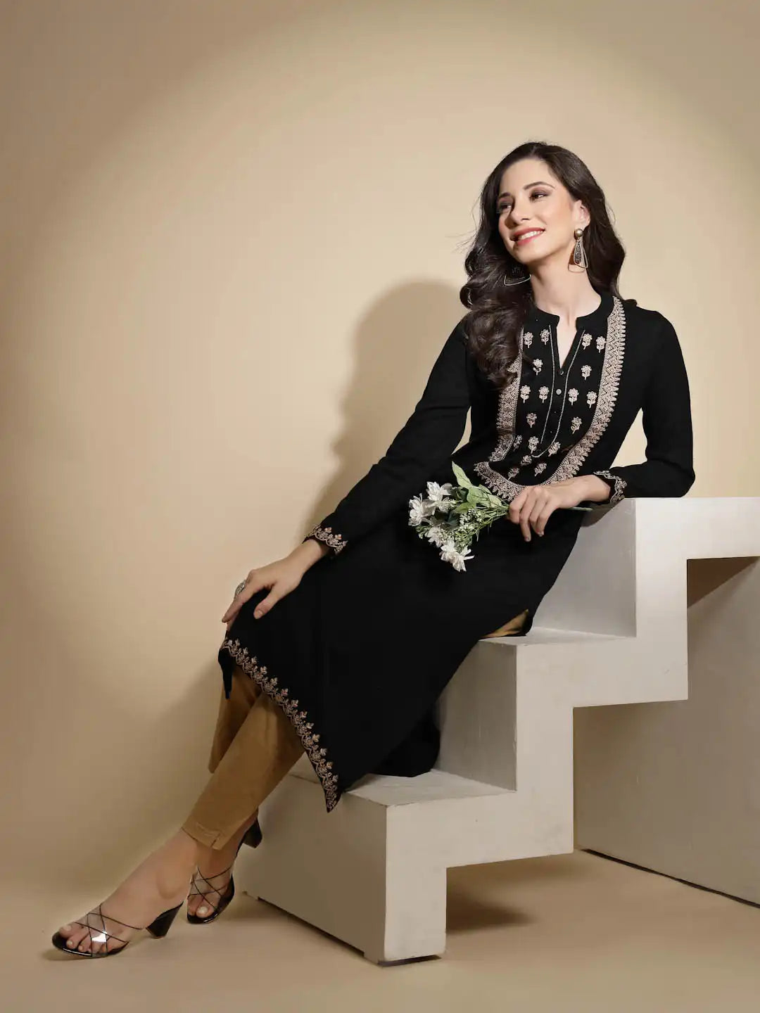 Black Embroidered Full Sleeve Round With V-Neck Woolen Kurta