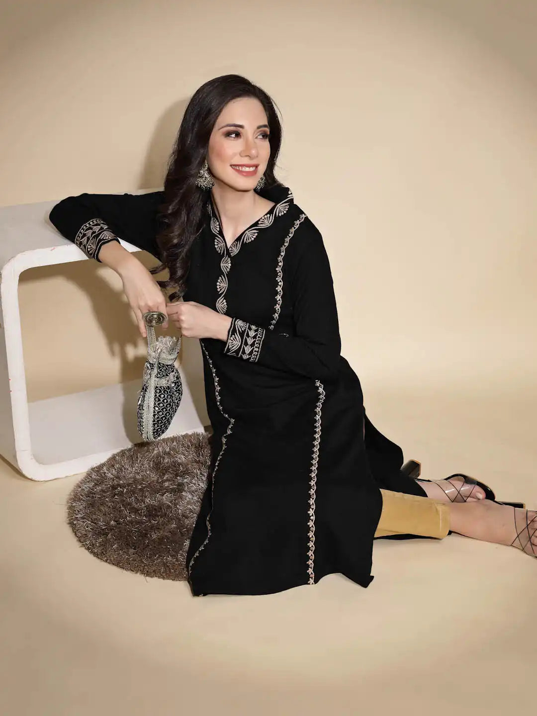Black Embroidered Full Sleeve V-Neck Woolen Kurta