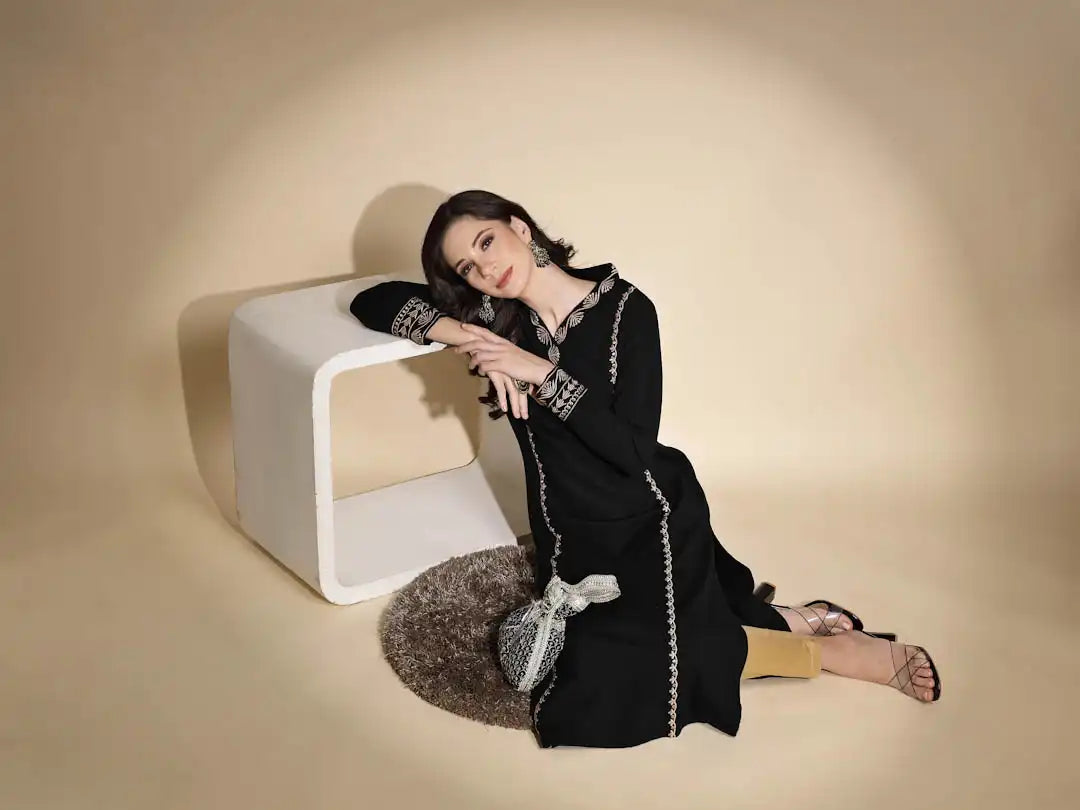 Black Embroidered Full Sleeve V-Neck Woolen Kurta