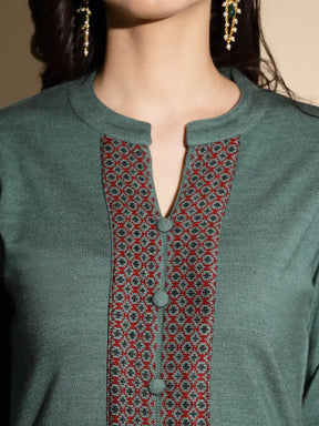 Green Abstract Print Full Sleeve Round With V-Neck Woolen Kurta
