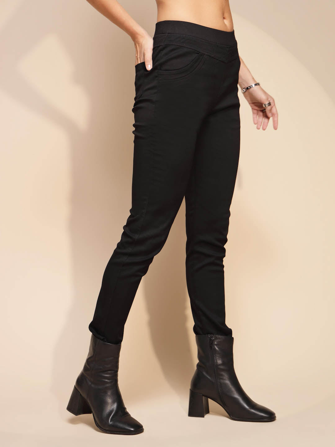 Women Black Mid-Rise Stretchable Ankle Length Jegging