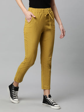 Women Off White Mid Rise Cropped Length Checked Lower