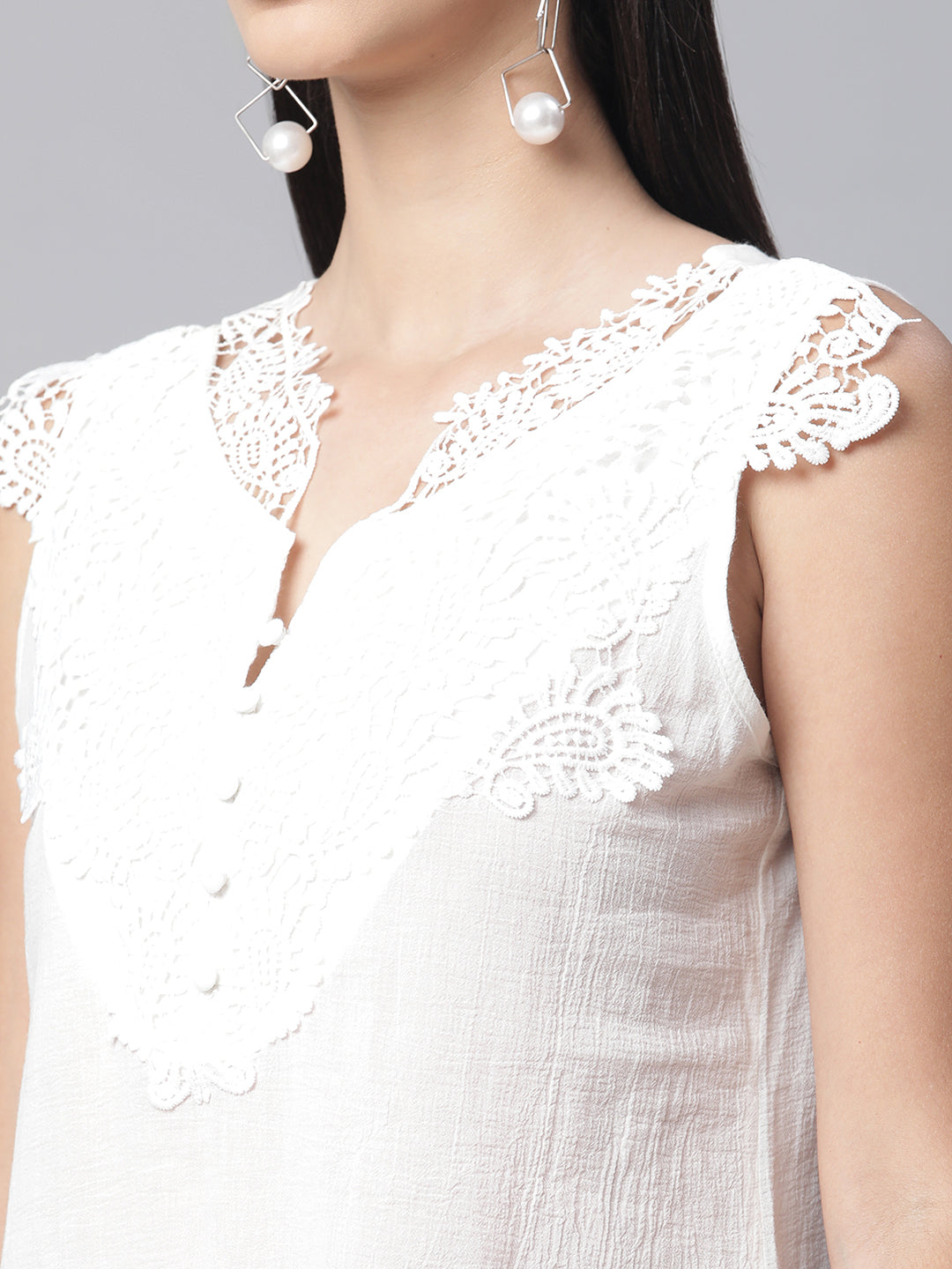 Women Thread Embroidery Sleeve-Less Top