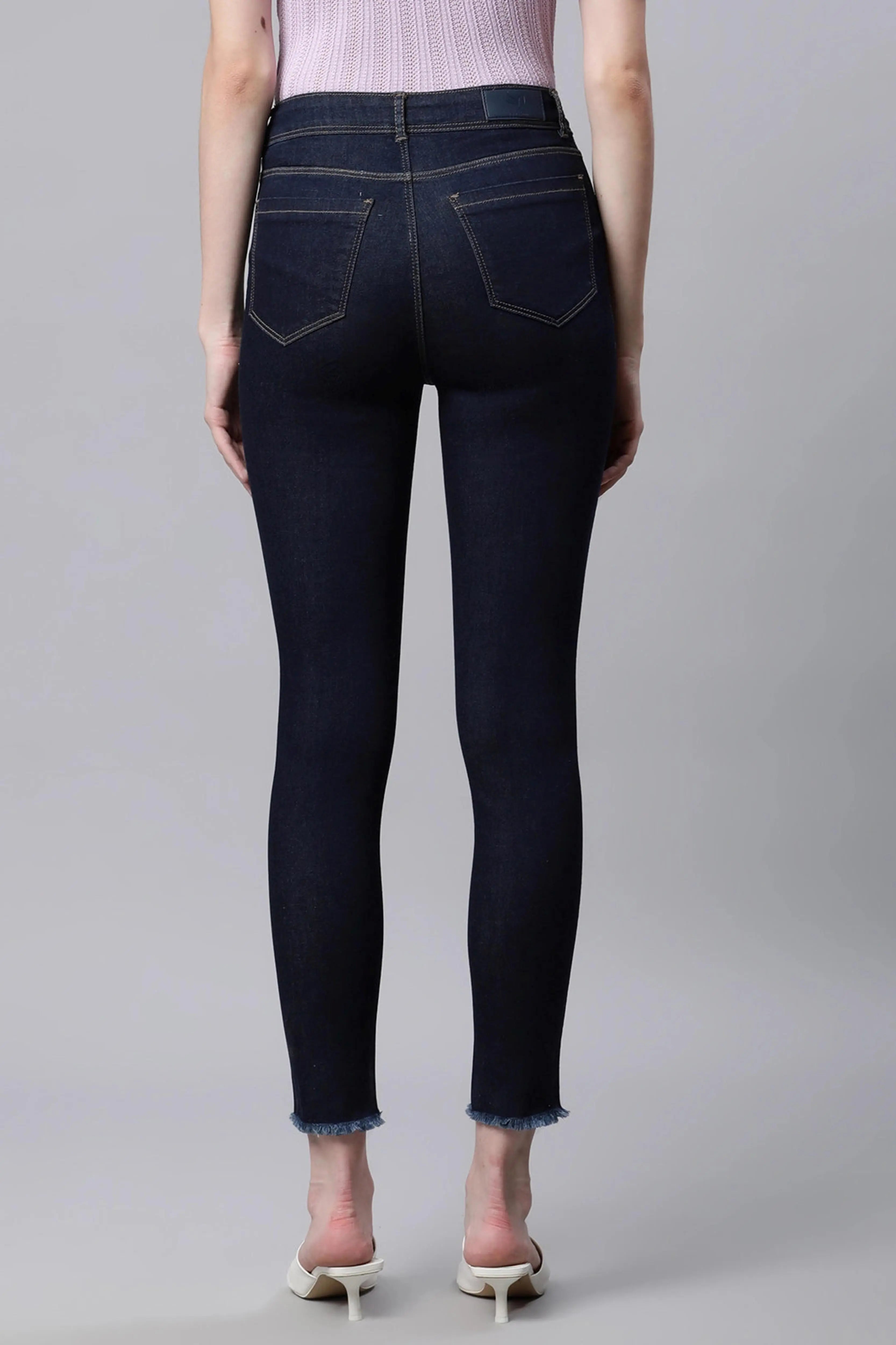 women lightly blue skinny jeans