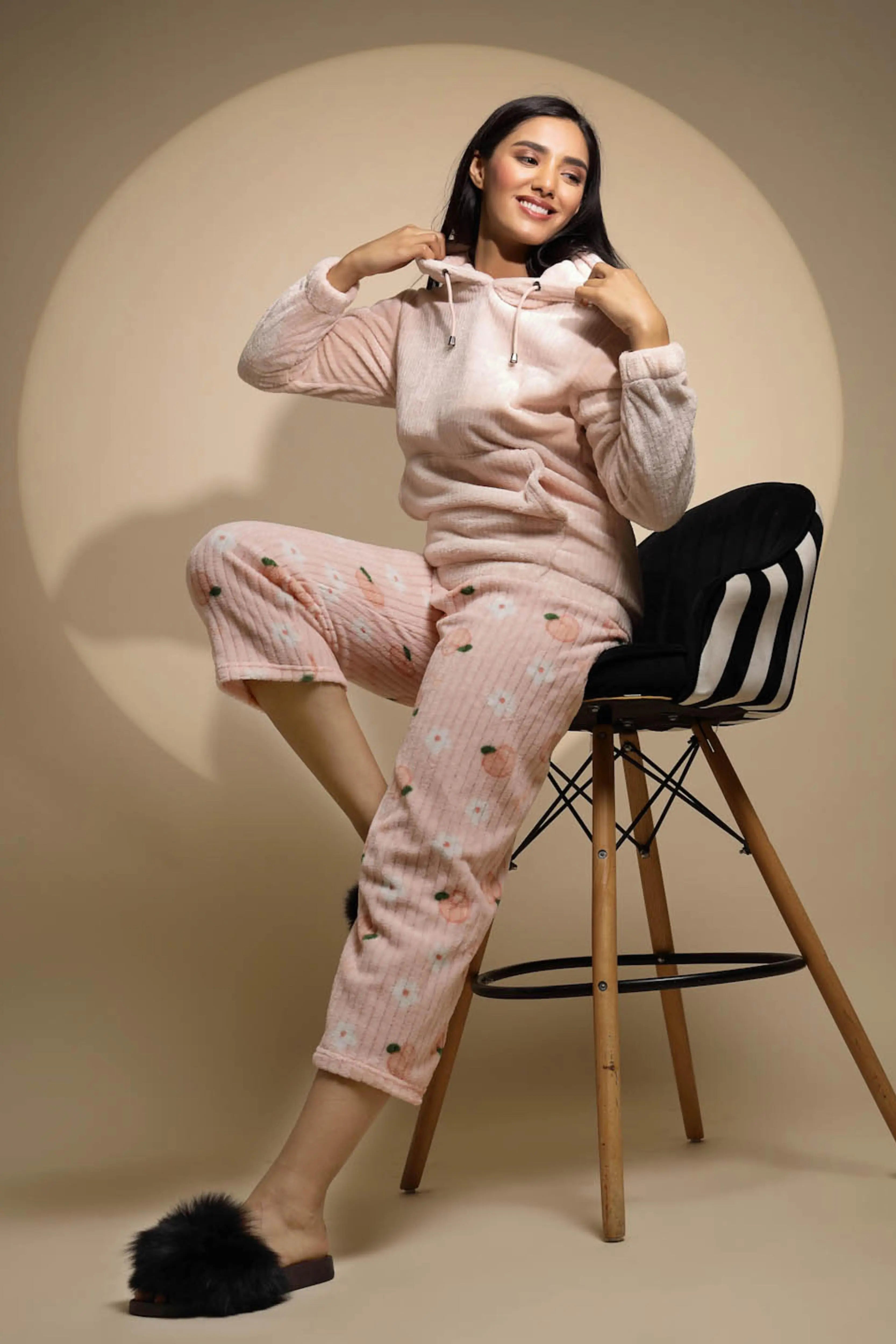 Pink Solid Full Sleeve Hooded Neck Hosiery Sweatshirt - Global Republic