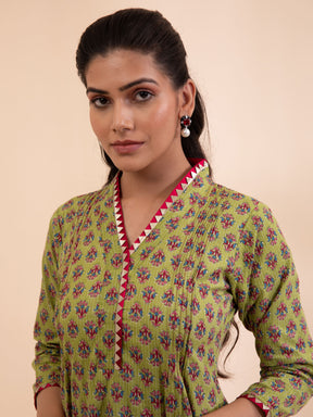 Women Green V-Neck Printed Kurta