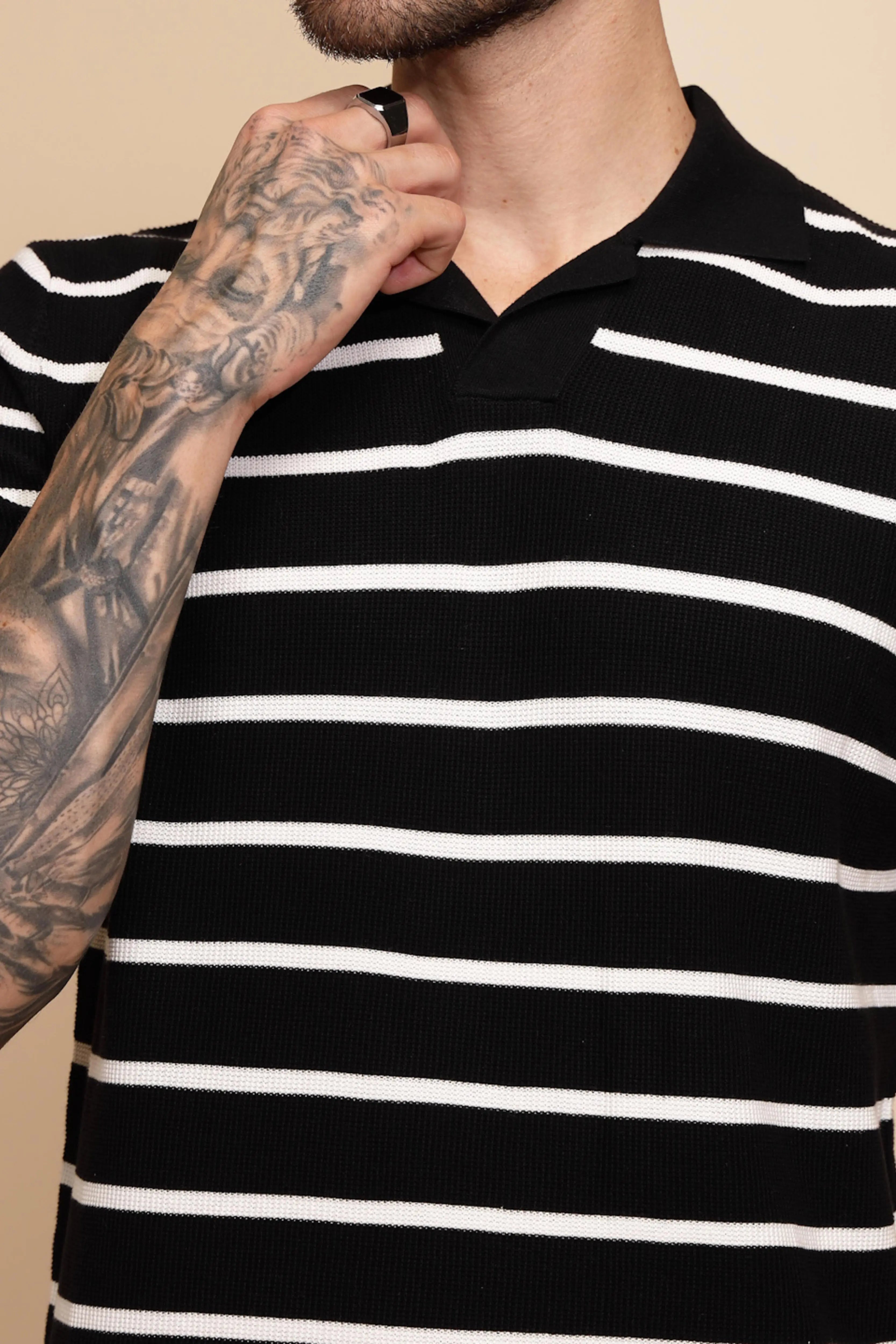 Black cotton Regular Fit T-Shirt For Men - Global Republic