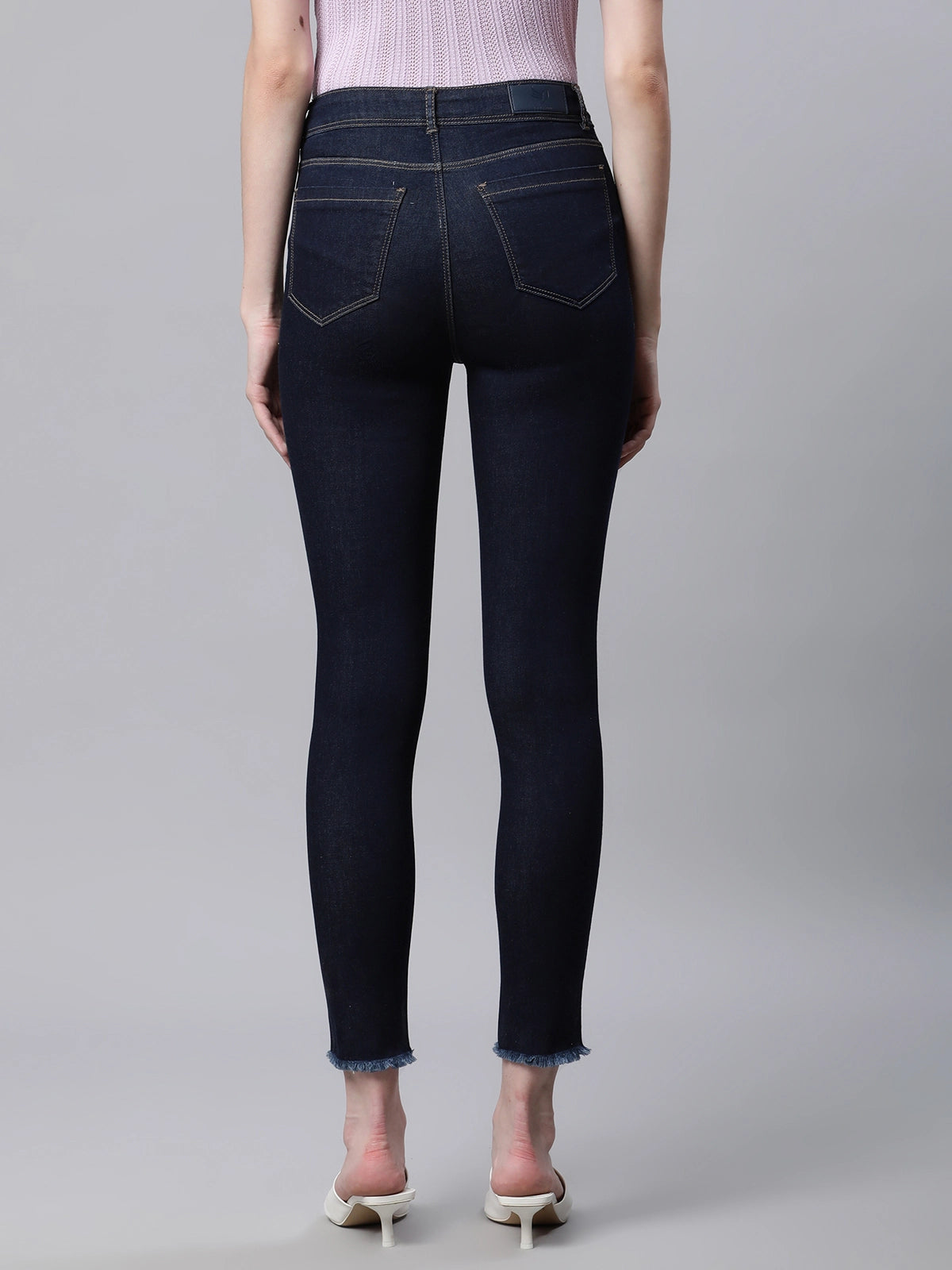 women lightly blue skinny jeans