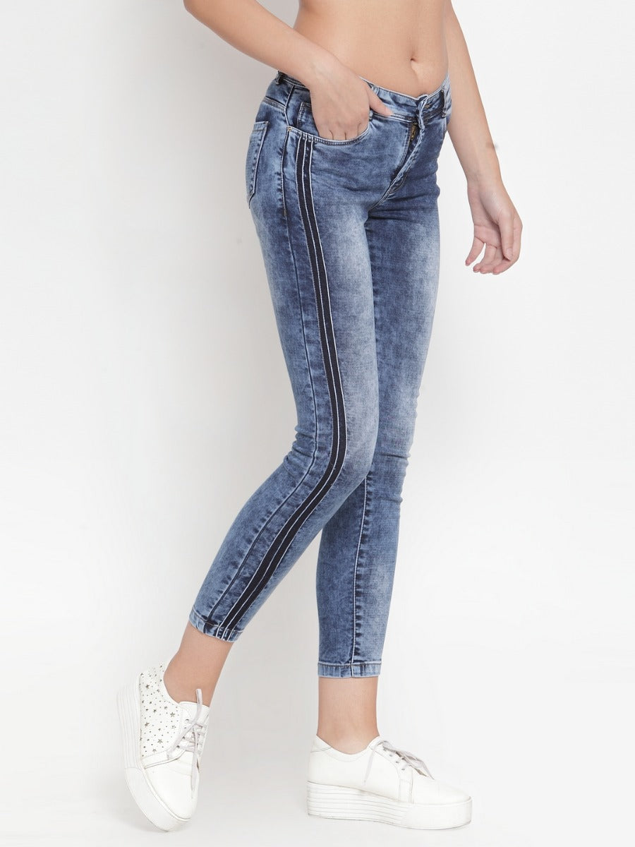 cropped length blue washed jeans with side stripe
