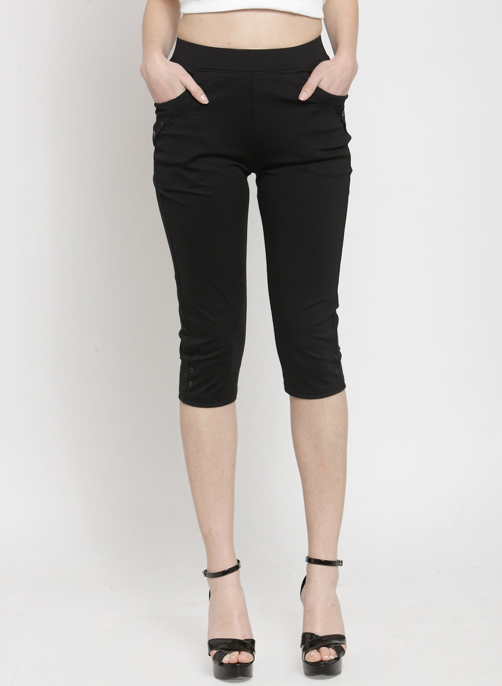 Women Skinny Fitted Black Solid Capri