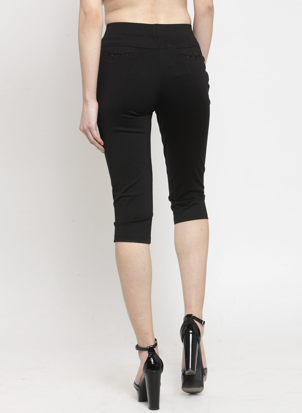Women Skinny Fitted Black Solid Capri