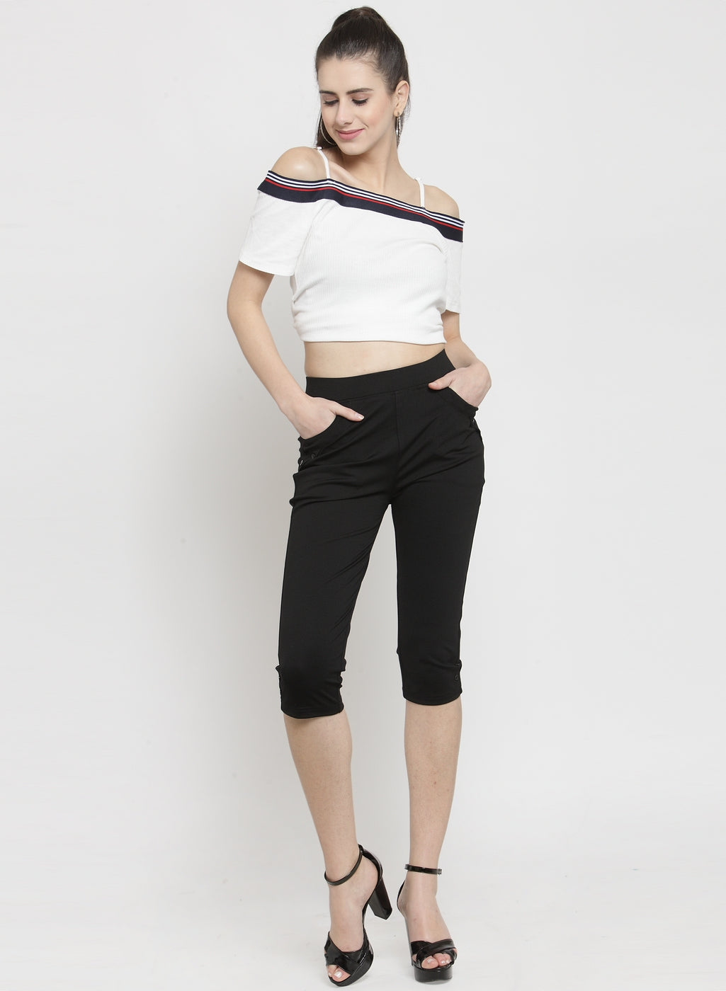Women Skinny Fitted Black Solid Capri