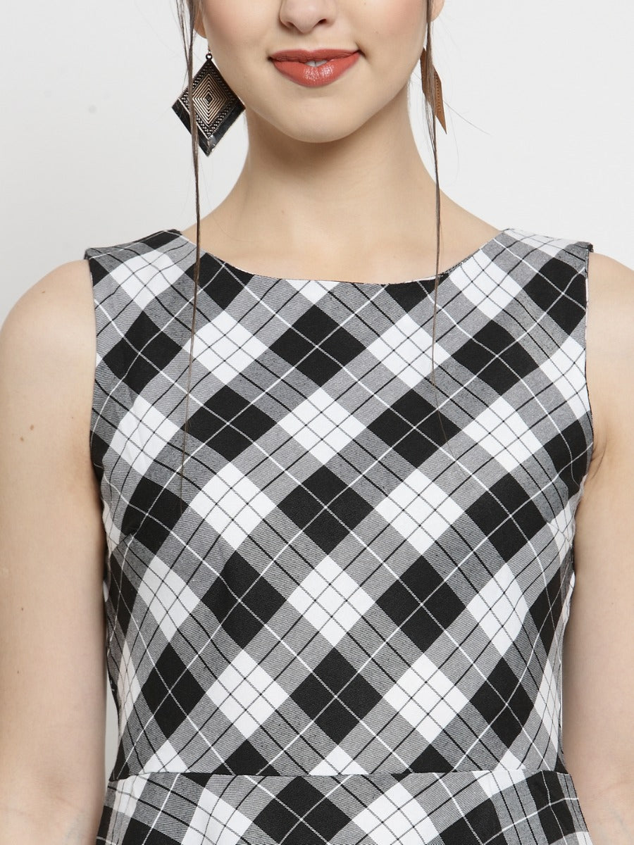Women Checked White Round Neck Maxi Dress