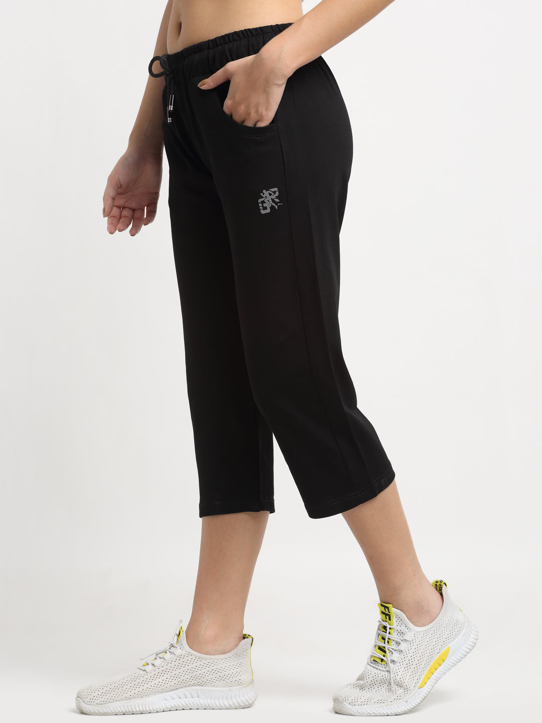 Women Black Solid stretchable Below Knee Capri